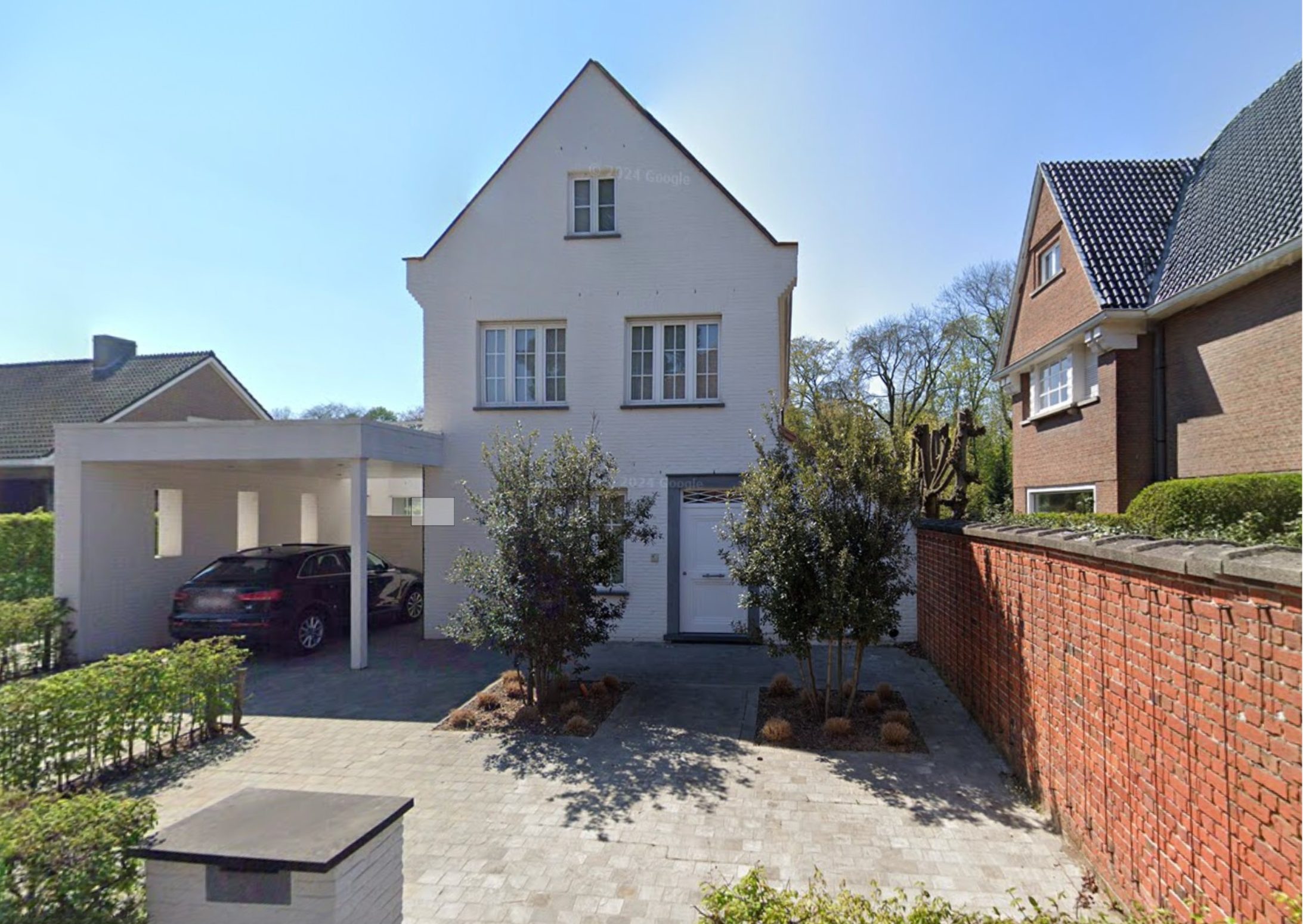 voorgevel van een witte, alleenstaande villa in roeselare